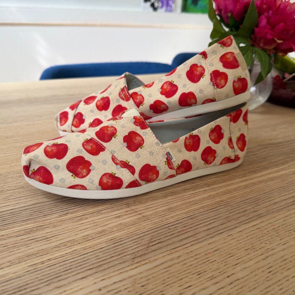 Tom's Alpargata Once Upon A Farm Apples Women's Shoes size 8.5 new without tag